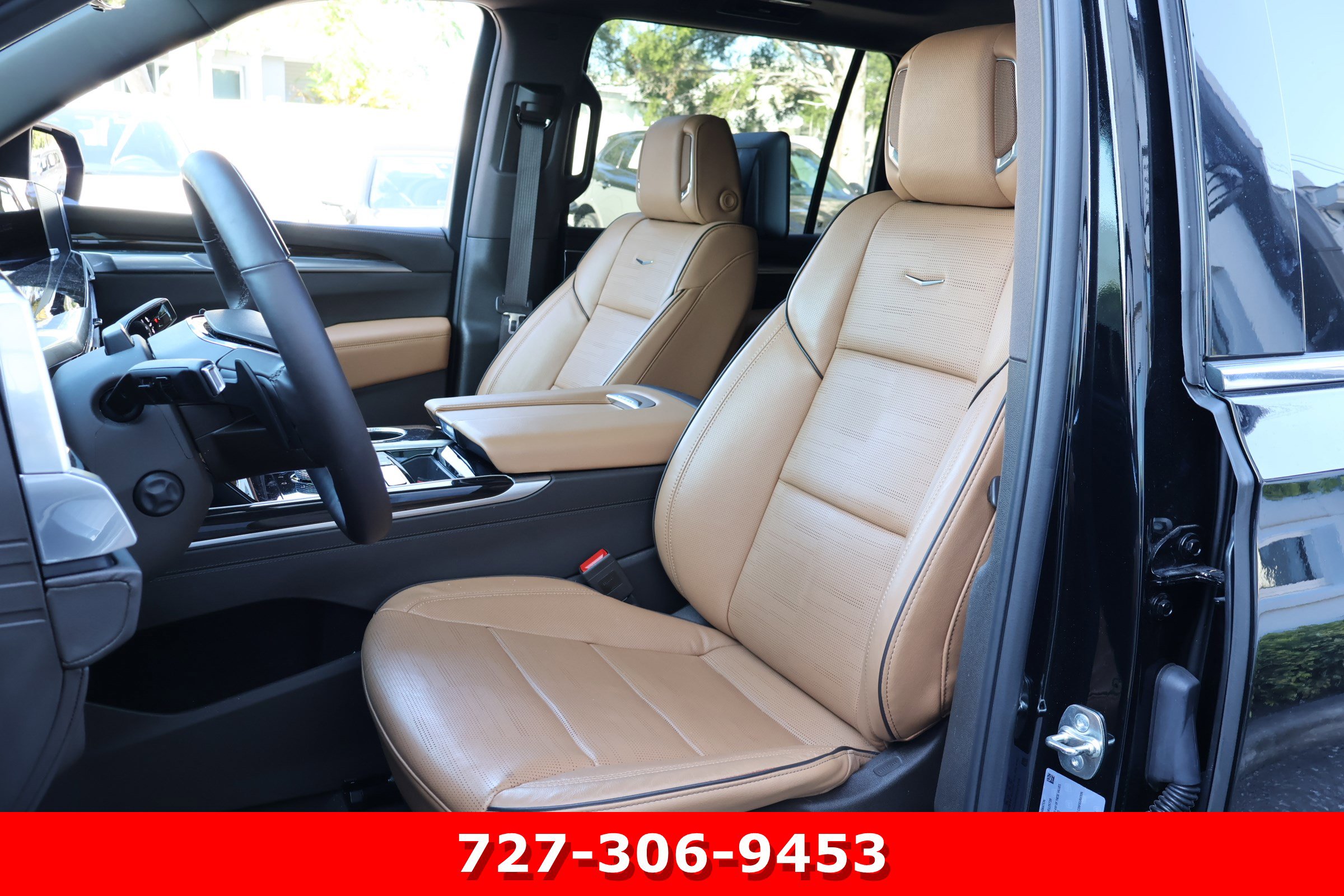 Used 2025 Cadillac Escalade ESV Premium Luxury image 2