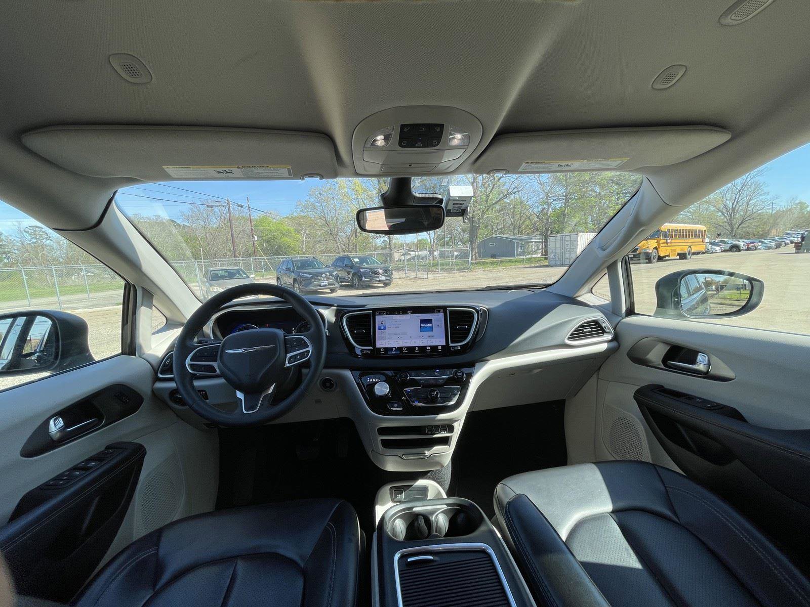 Used 2023 Chrysler Pacifica Touring-L image 15