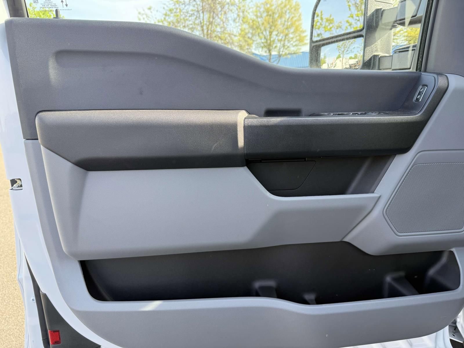 New 2025 Ford F550 4x4 SuperCab Super Duty image 8
