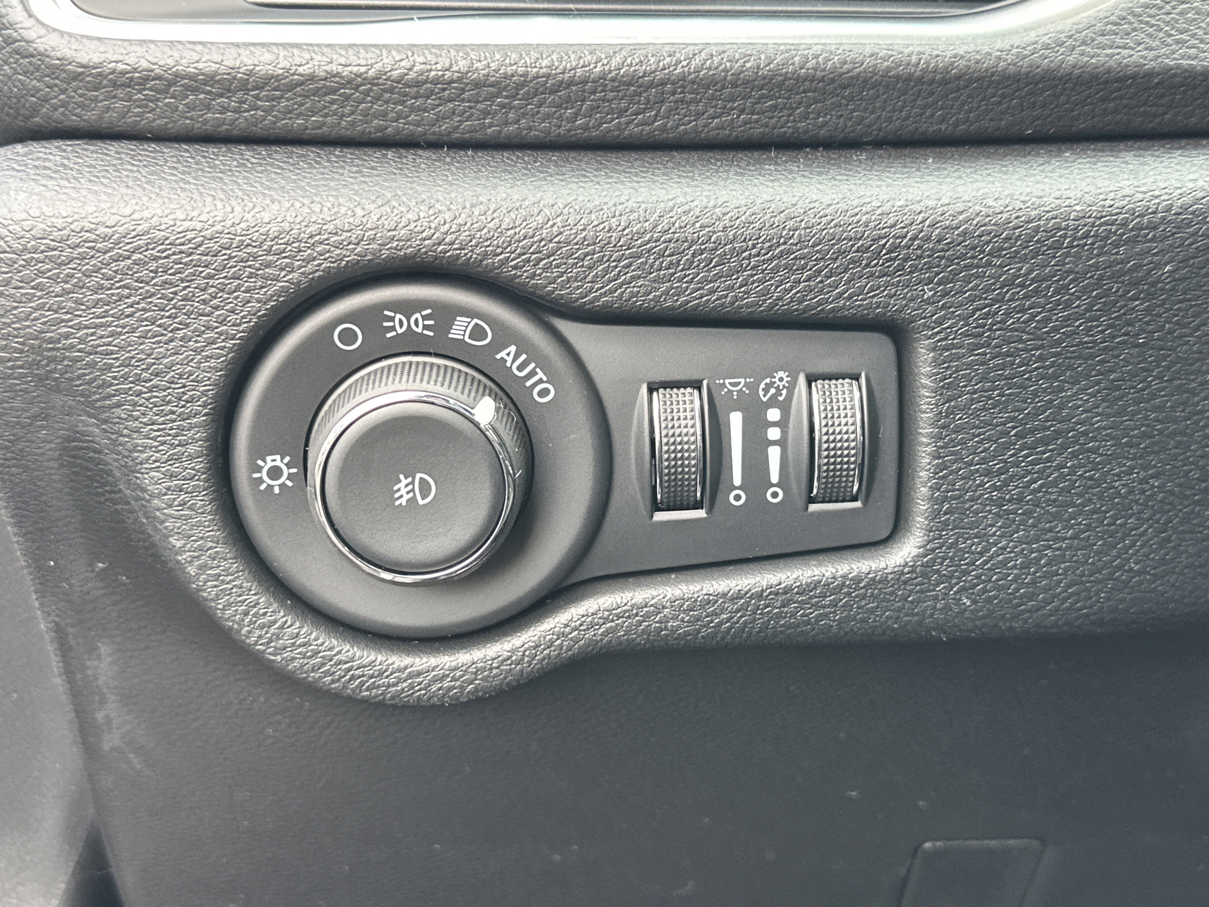 New 2026 Chrysler Pacifica Limited w/ Uconnect Theater Family Group image 12