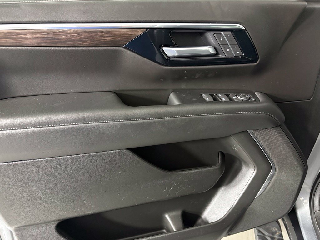 Used 2025 Chevrolet Suburban Z71 AWD/4WD image 15
