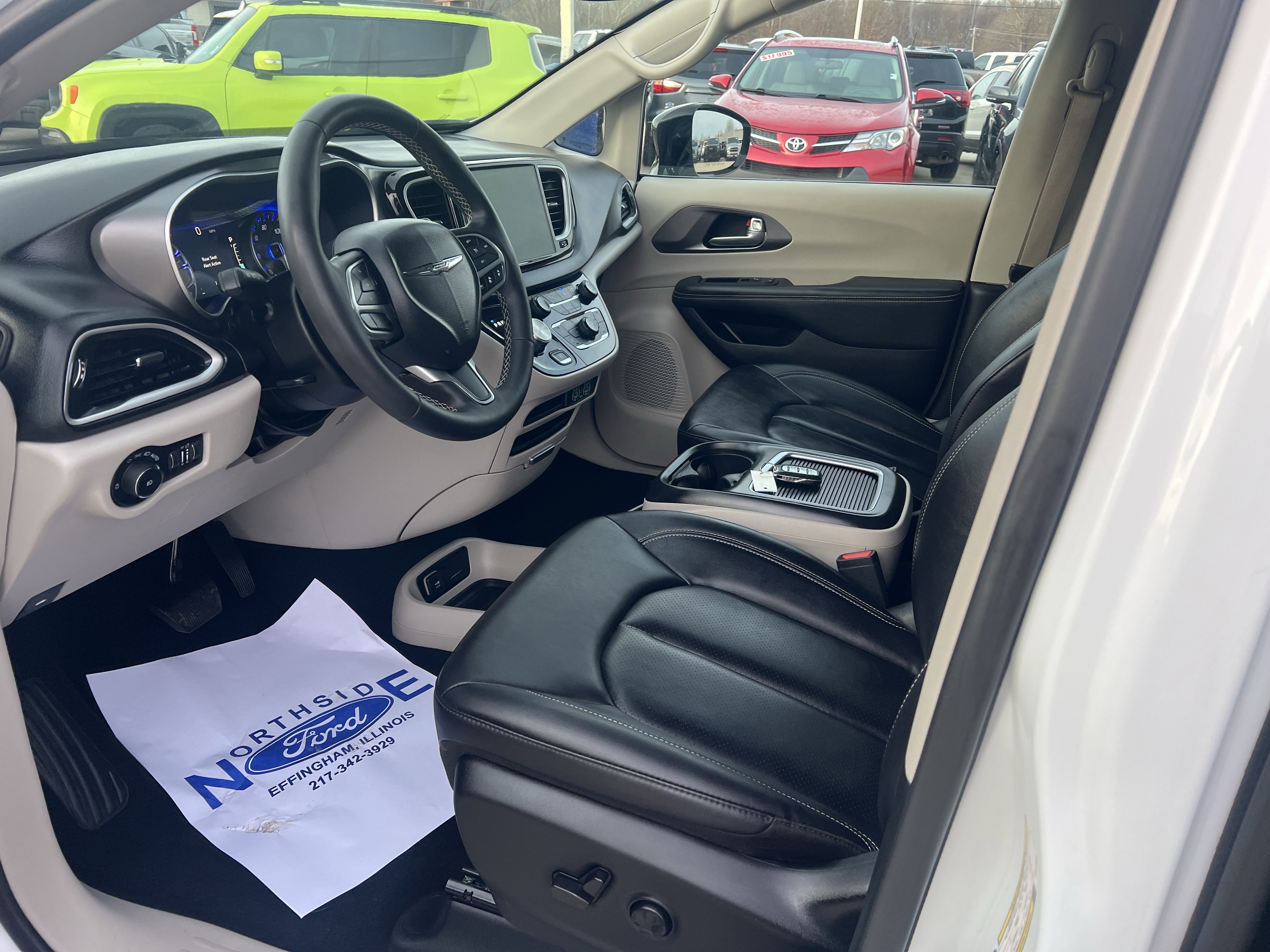 Used 2024 Chrysler Pacifica Touring-L image 11