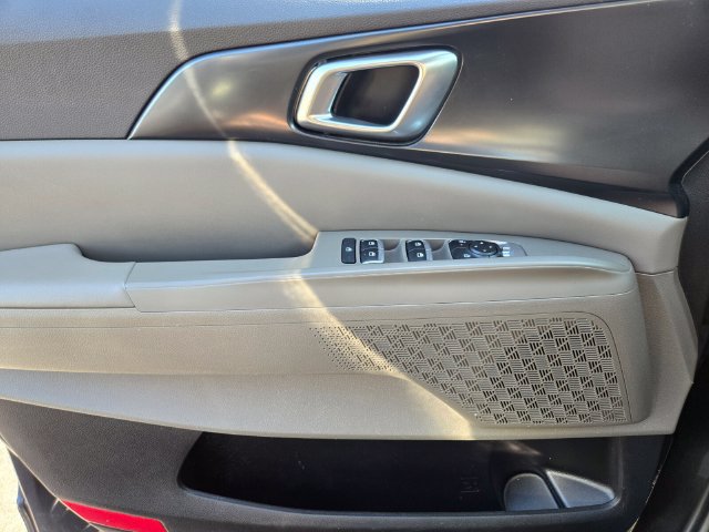 Used 2025 Kia Carnival FWD image 38