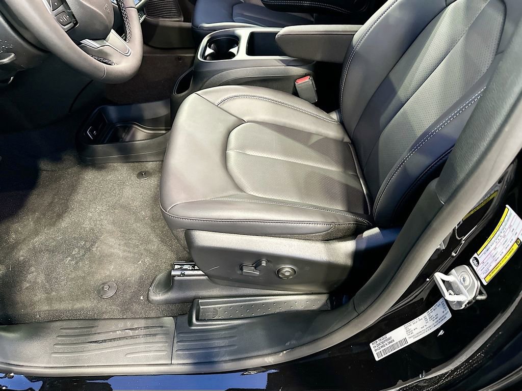 New 2026 Chrysler Pacifica Select FWD image 19