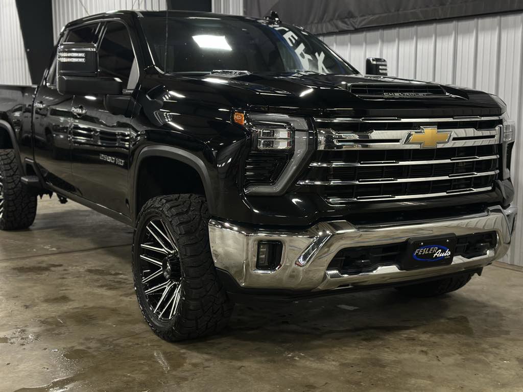 Used 2024 Chevrolet Silverado 2500 LTZ w/ LTZ Convenience Package image 16