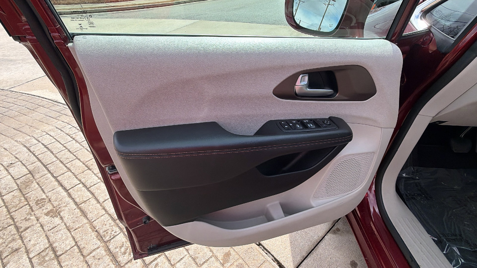 Used 2018 Chrysler Pacifica Touring-L w/ Tire & Wheel Group image 14