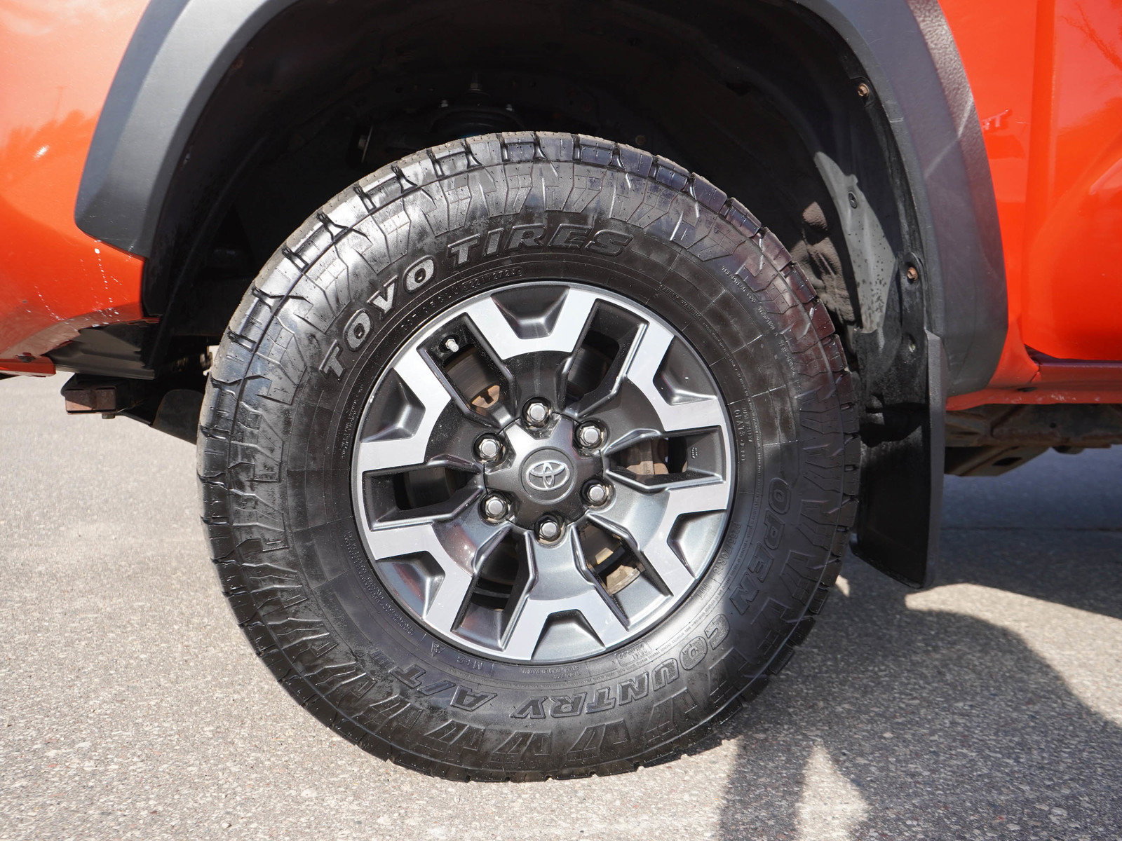 Used 2018 Toyota Tacoma TRD Off-Road w/ Technology Package AWD/4WD image 29