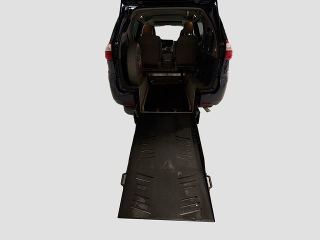 Used 2018 Toyota Sienna XLE FWD image 21