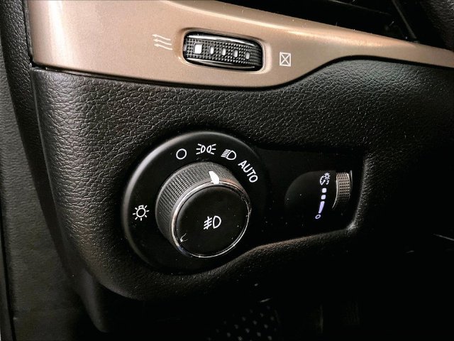 Used 2018 Jeep Cherokee Latitude w/ Cold Weather Group AWD/4WD image 31