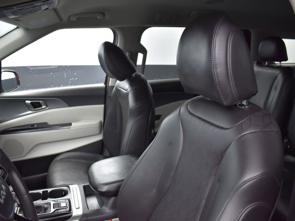 Used 2024 Kia Carnival LX image 13