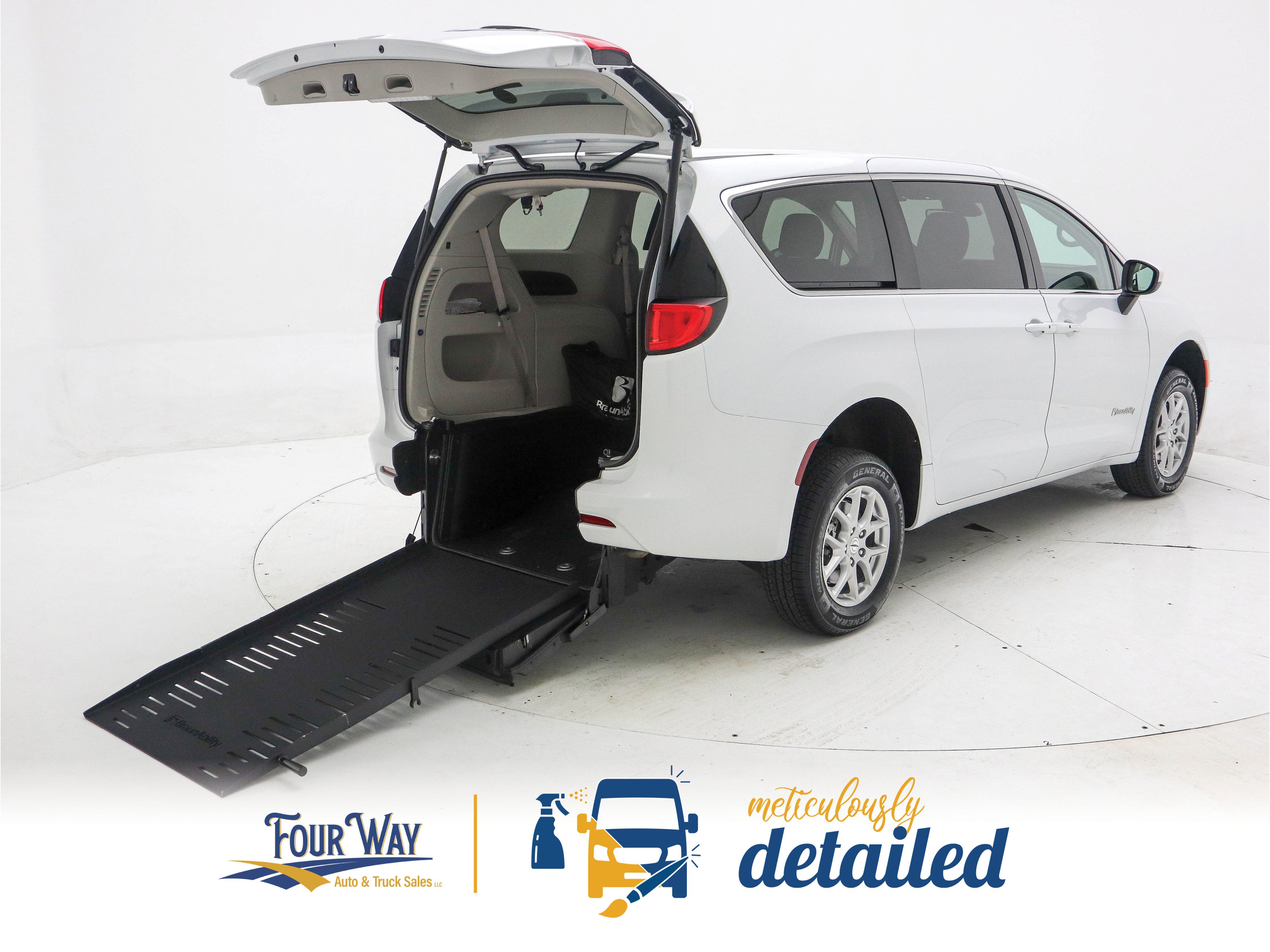 Used 2023 Chrysler Voyager LX image 2