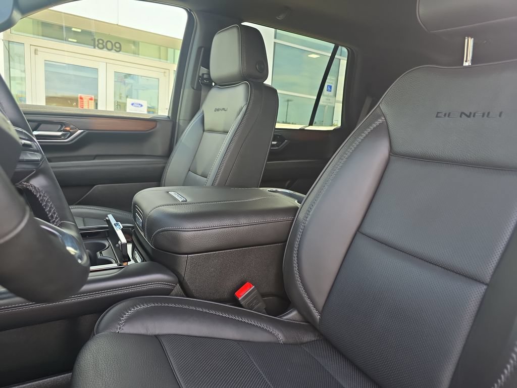 Used 2025 GMC Yukon Denali AWD/4WD image 9