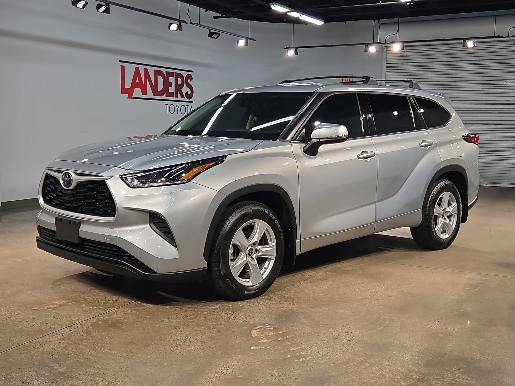 Used 2021 Toyota Highlander L FWD image 3