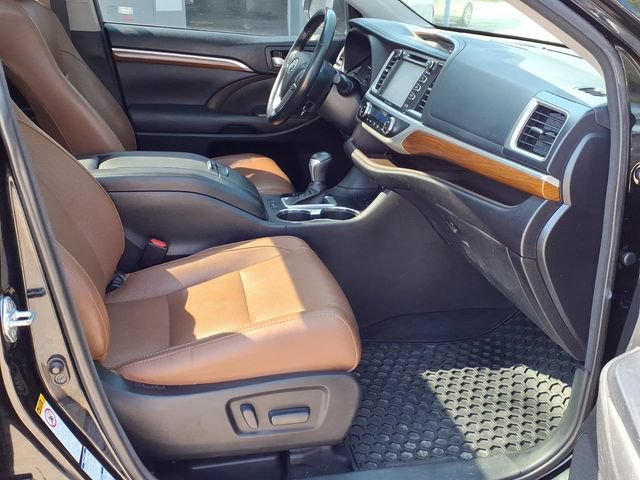 Used 2017 Toyota Highlander Limited Platinum AWD/4WD image 12
