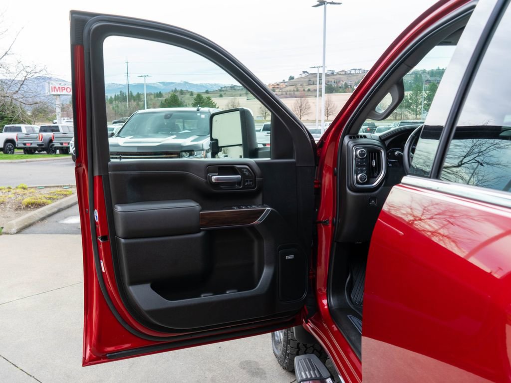 Used 2021 GMC Sierra 3500 SLT w/ SLT Premium Package image 18