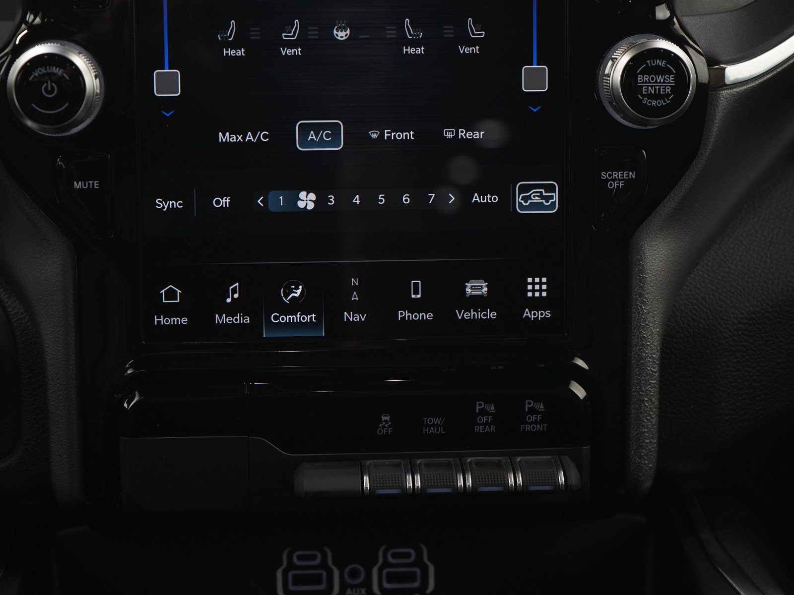 Used 2024 RAM 1500 Laramie AWD/4WD image 19