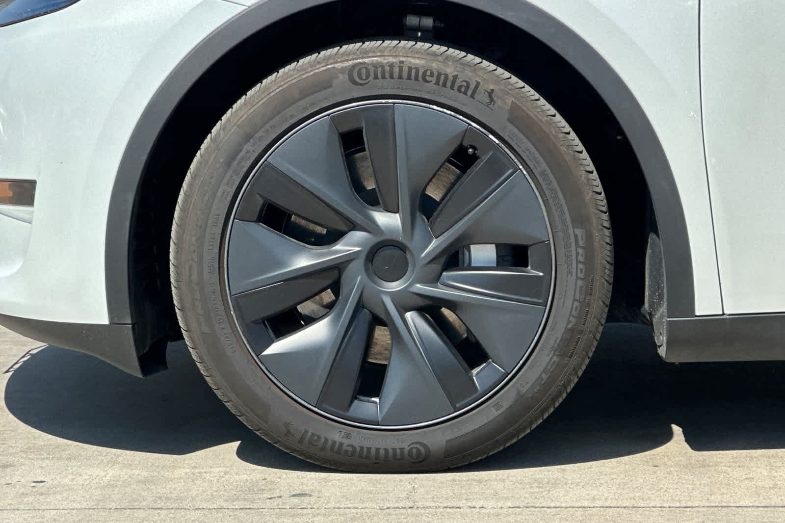 Used 2024 Tesla Model Y Long Range AWD/4WD image 12