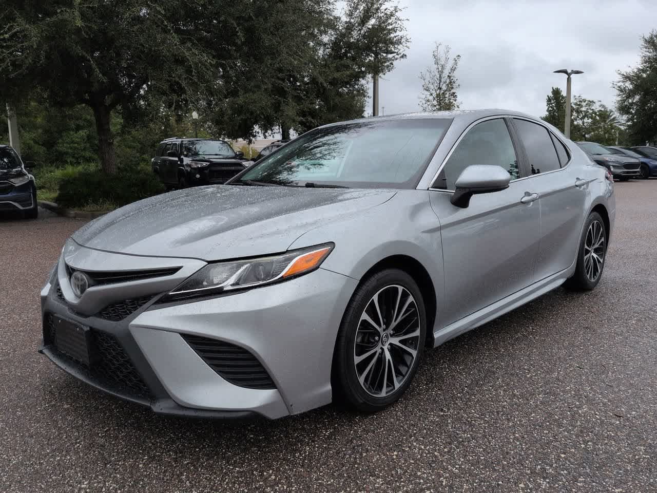 Used 2019 Toyota Camry SE FWD image 2