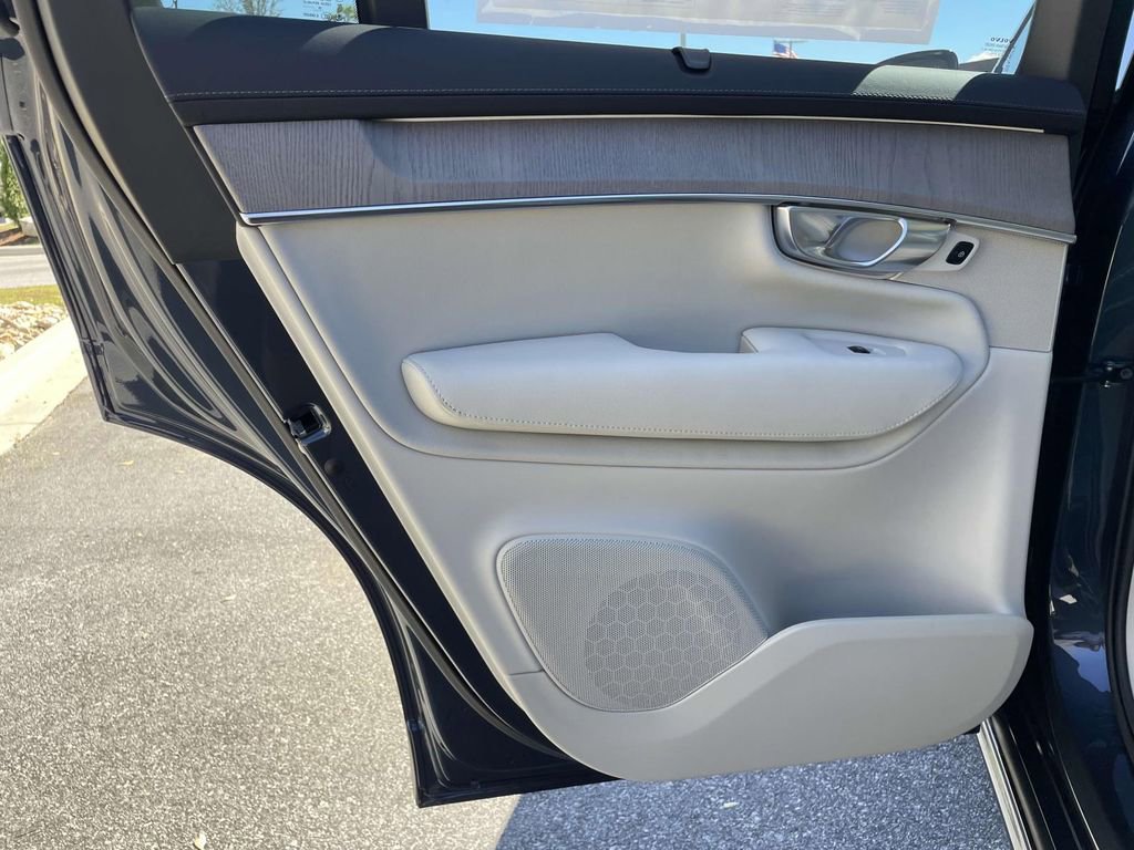 New 2026 Volvo XC90 B6 Ultra image 2
