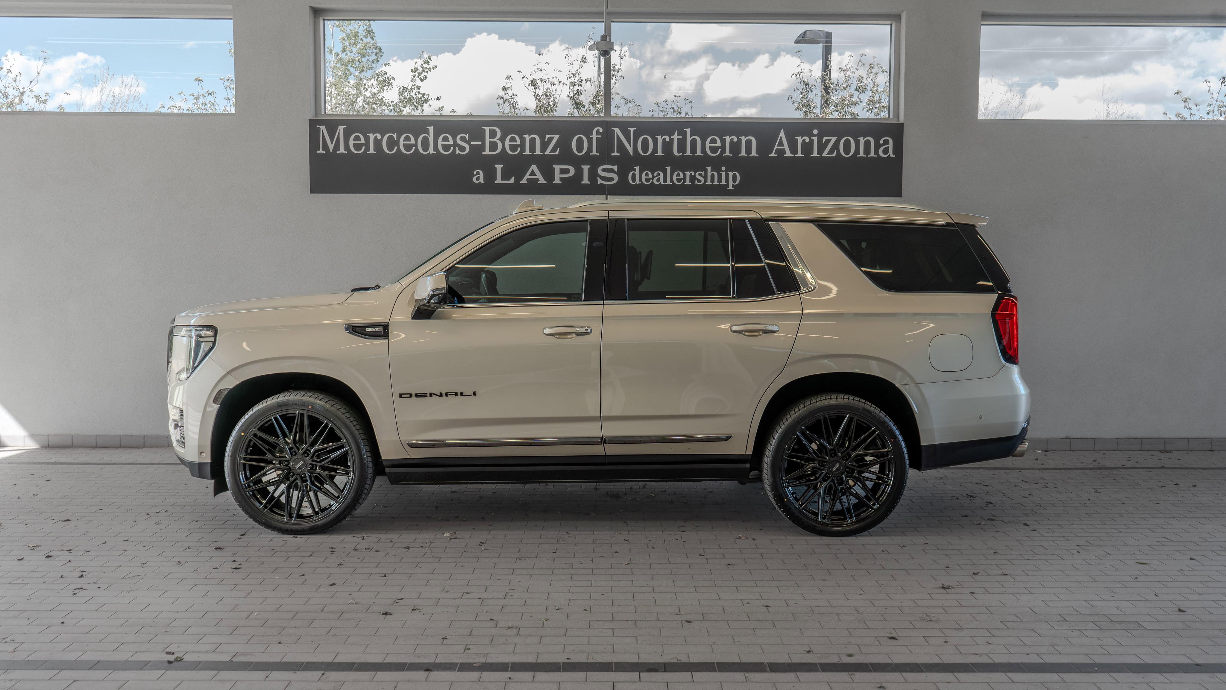 Used 2023 GMC Yukon Denali Ultimate image 2