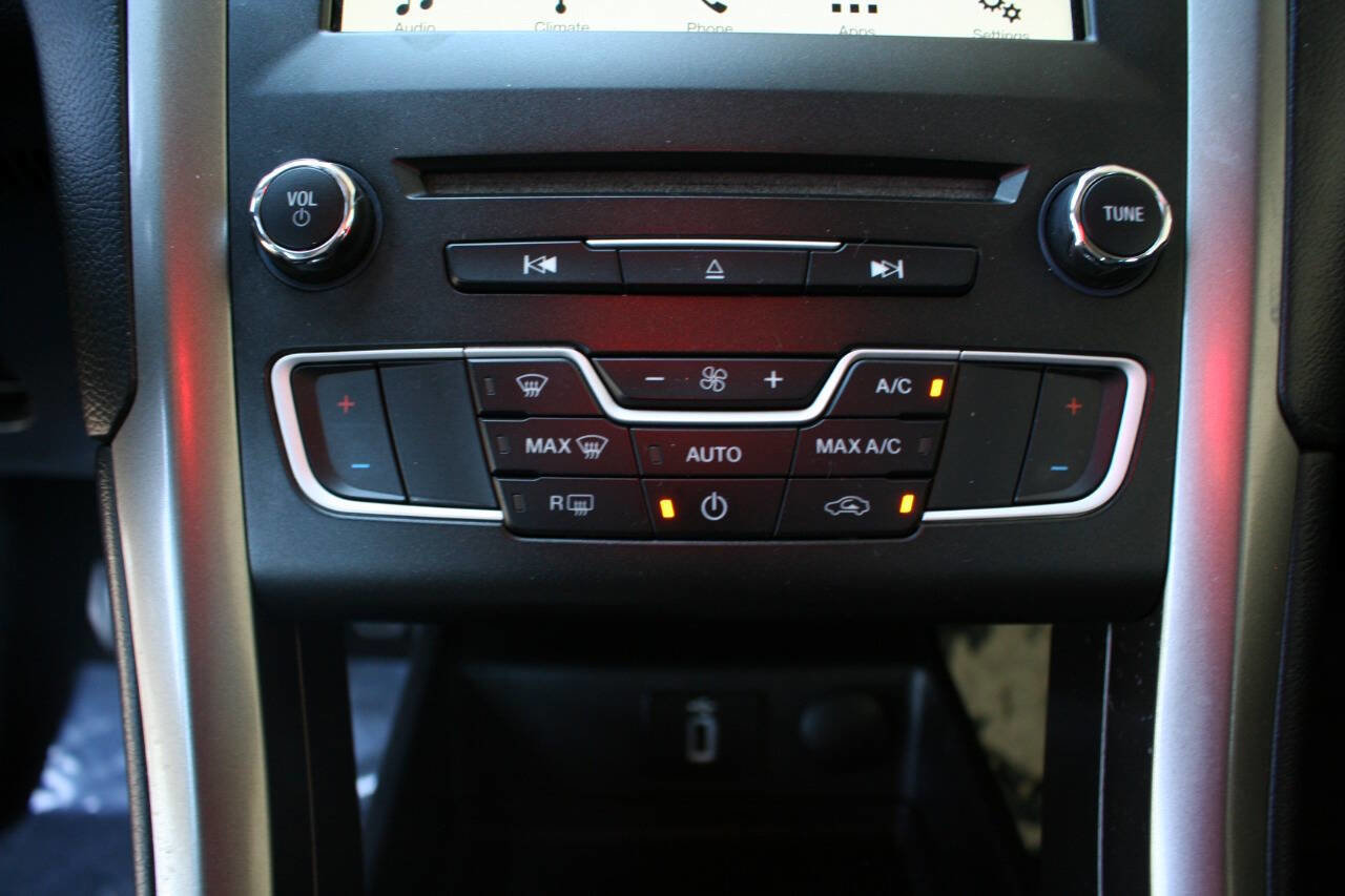 Used 2018 Ford Fusion SE w/ Fusion SE Technology Package FWD image 20