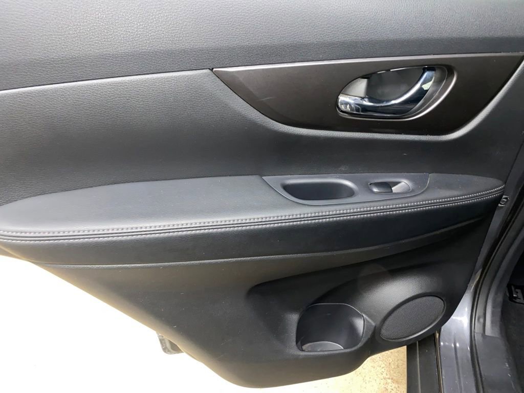 Used 2014 Nissan Rogue SV AWD/4WD image 28