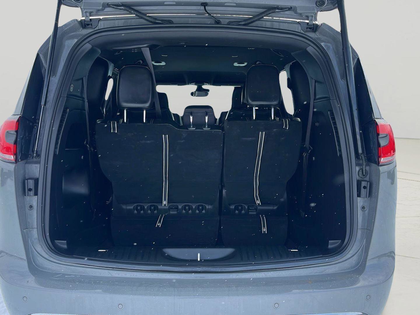 Used 2025 Chrysler Pacifica Select image 29