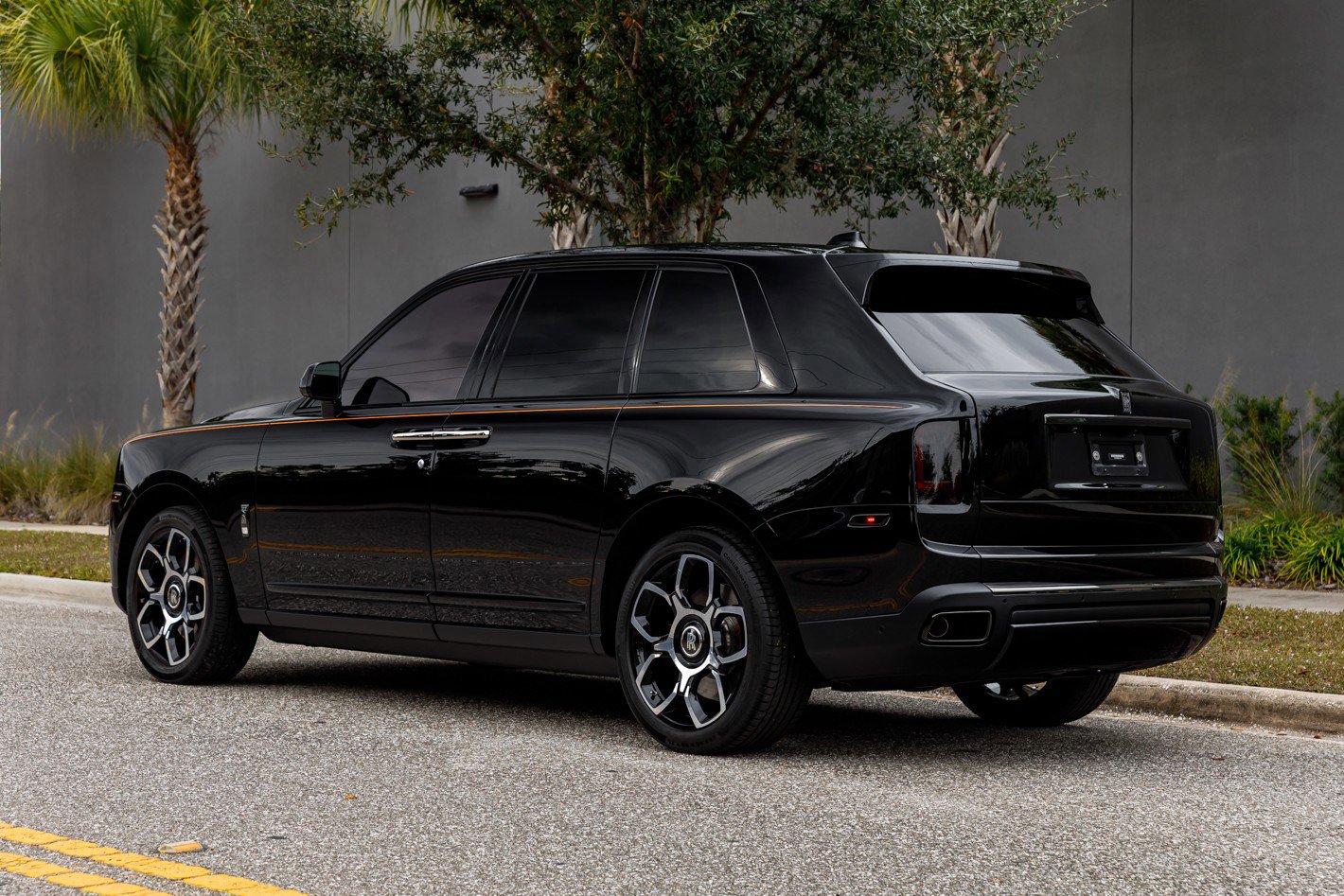 Used 2022 Rolls-Royce Cullinan Black Badge w/ Dark Exterior Package image 18