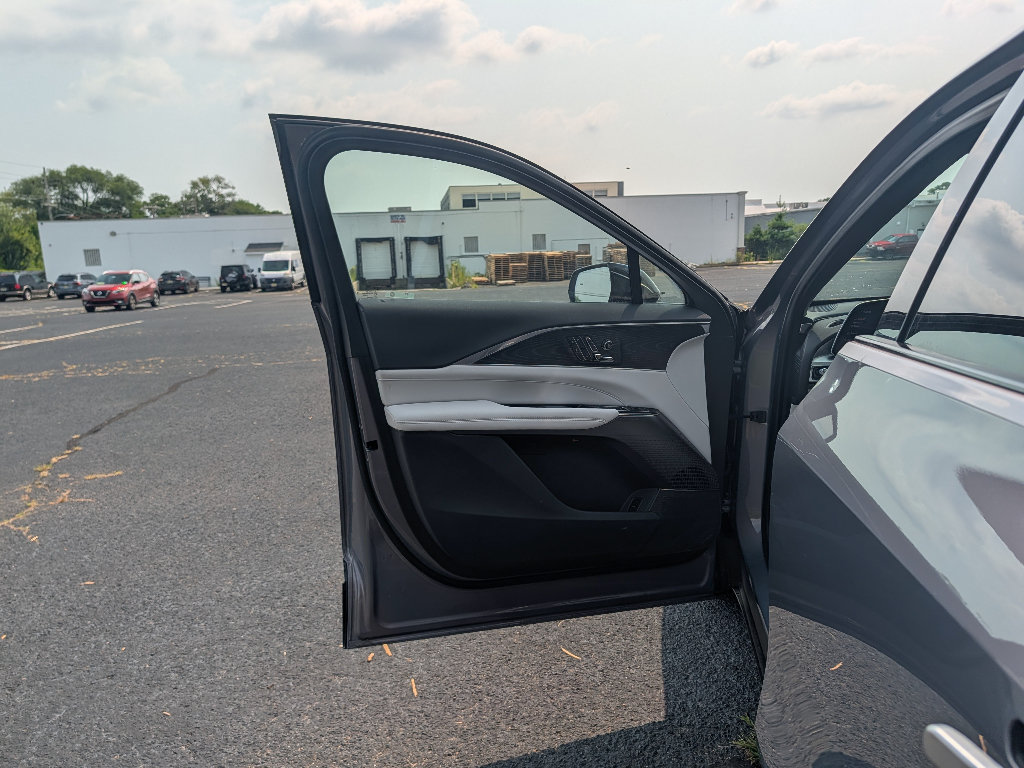 Used 2024 Cadillac Lyriq Luxury AWD/4WD image 10
