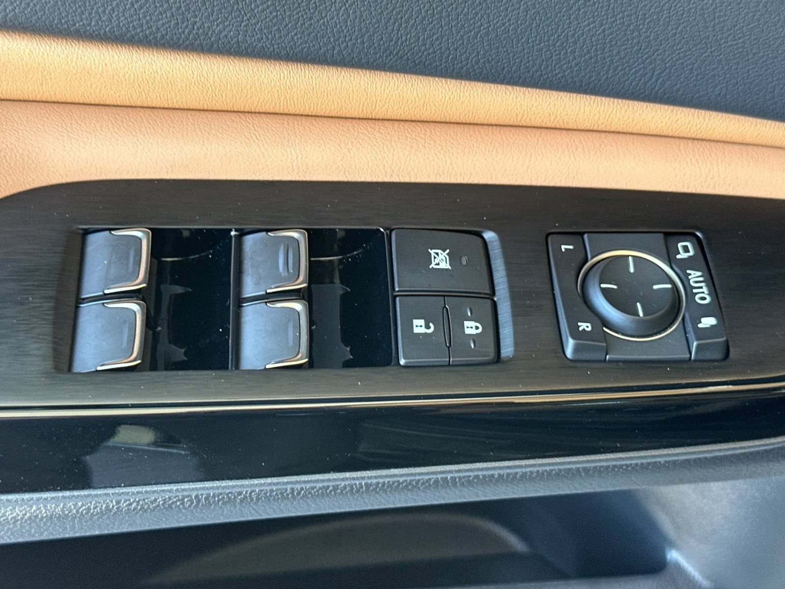 Used 2025 Lexus ES 300h w/ Premium Package FWD image 12