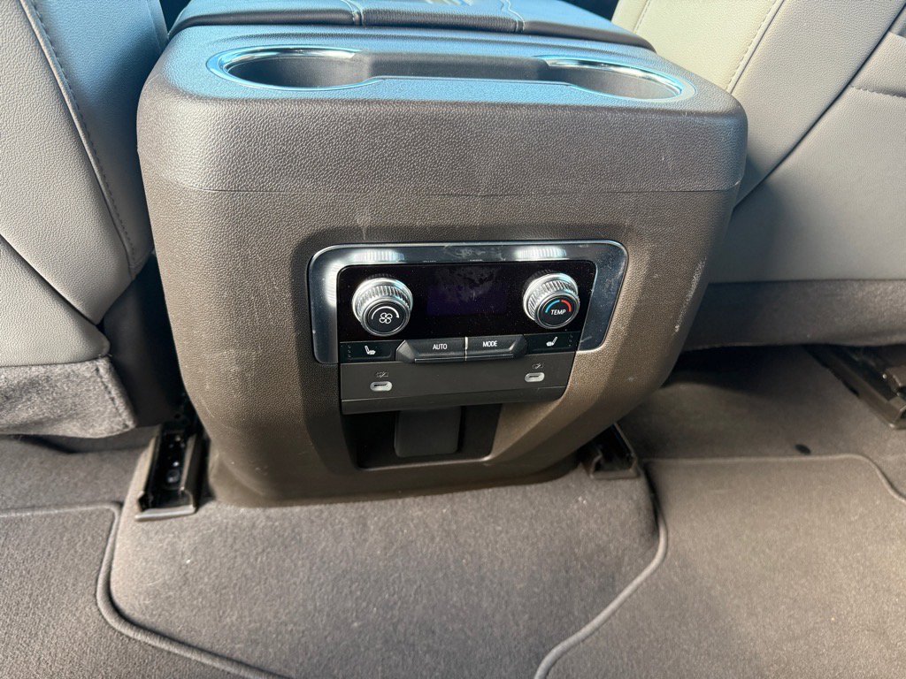Used 2024 GMC Yukon SLT w/ SLT Luxury Package image 12