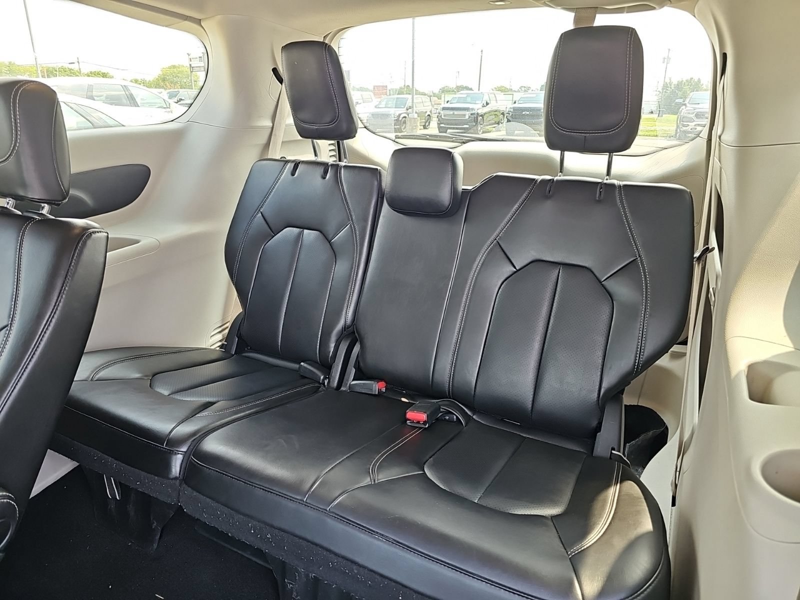 Used 2023 Chrysler Pacifica Touring-L FWD image 13