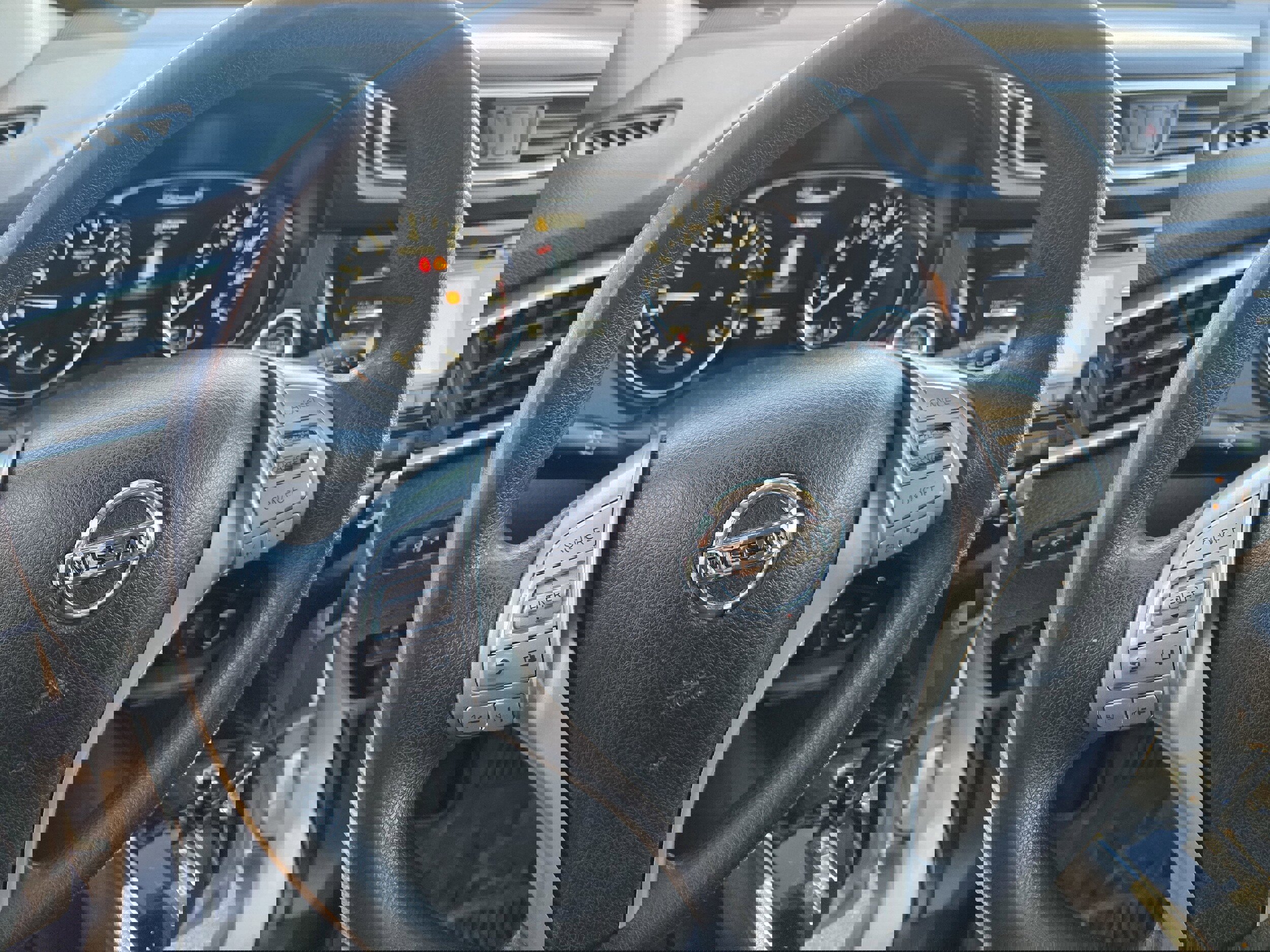 Used 2015 Nissan Rogue SV image 8