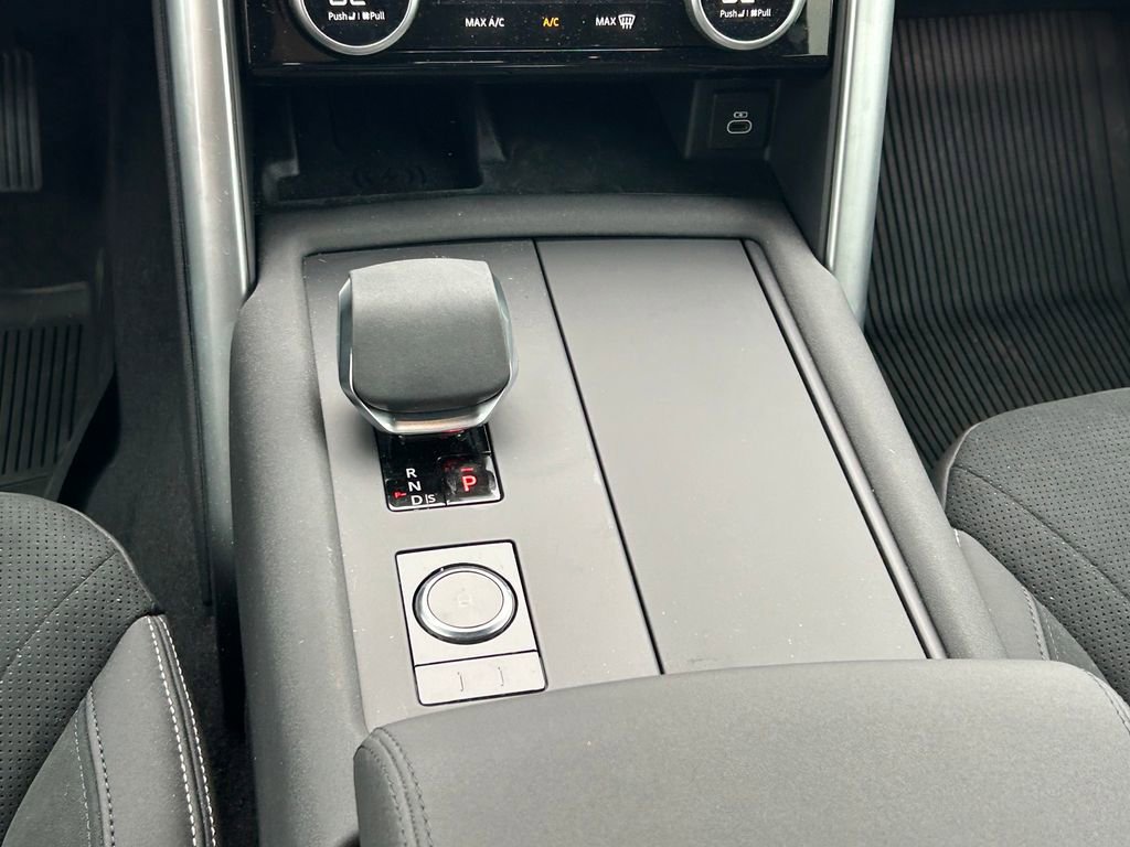Used 2025 Land Rover Discovery S image 22