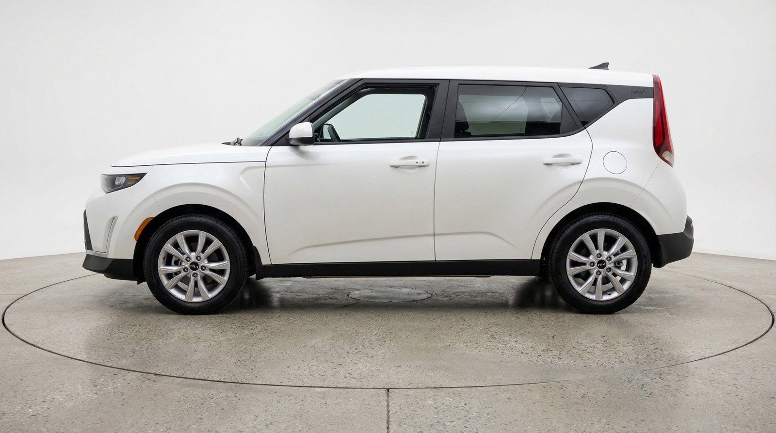 Used 2025 Kia Soul LX w/ LX Technology Package FWD image 5