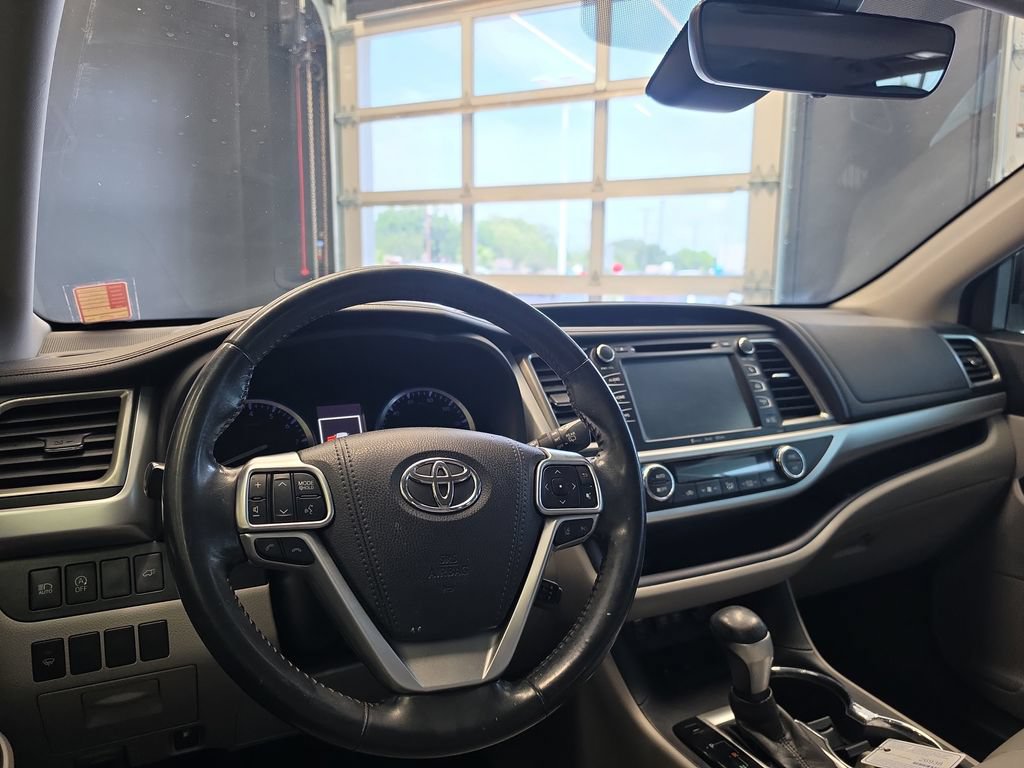Used 2018 Toyota Highlander XLE FWD image 18