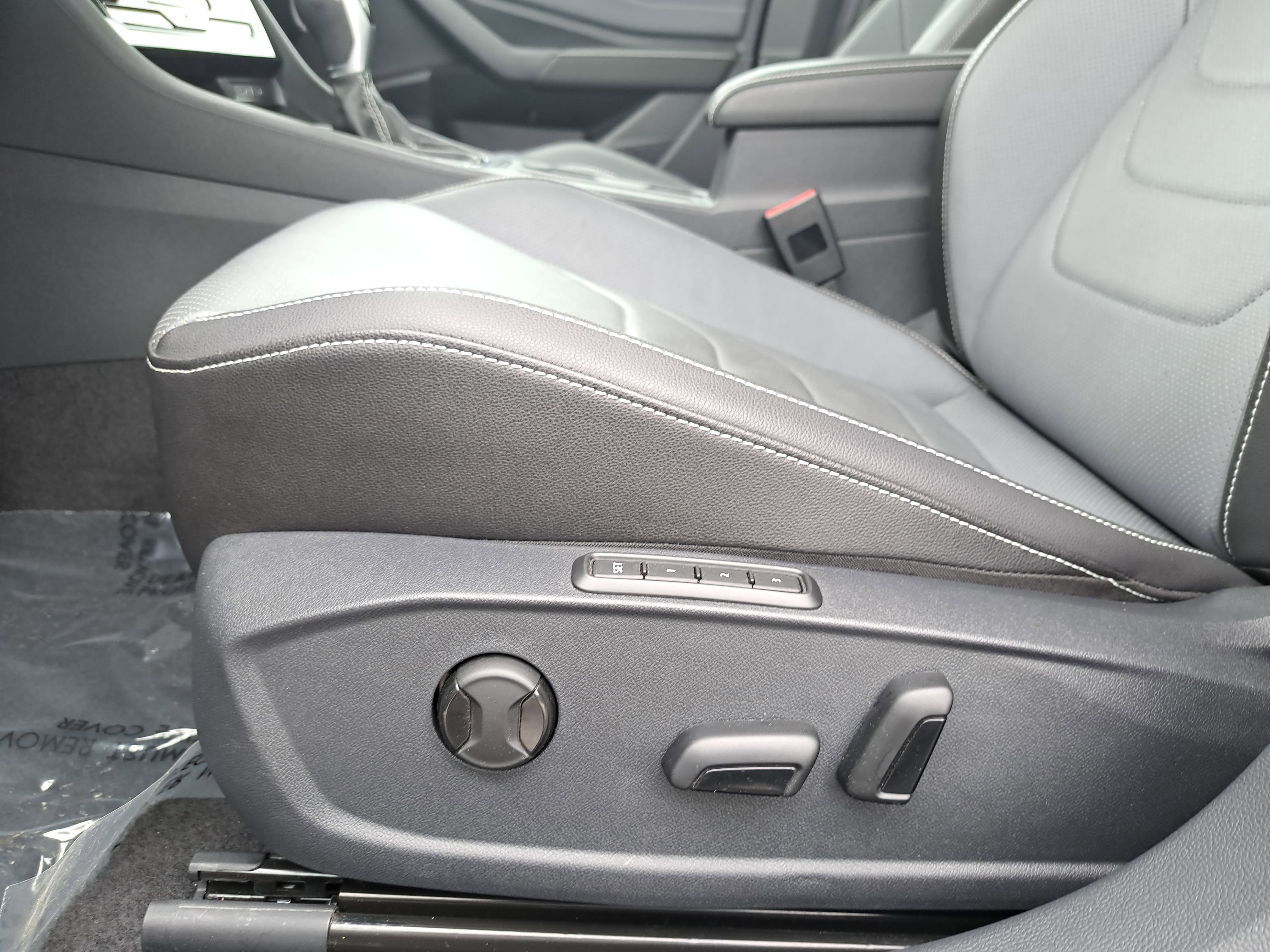 Used 2025 Volkswagen Jetta SEL FWD image 25