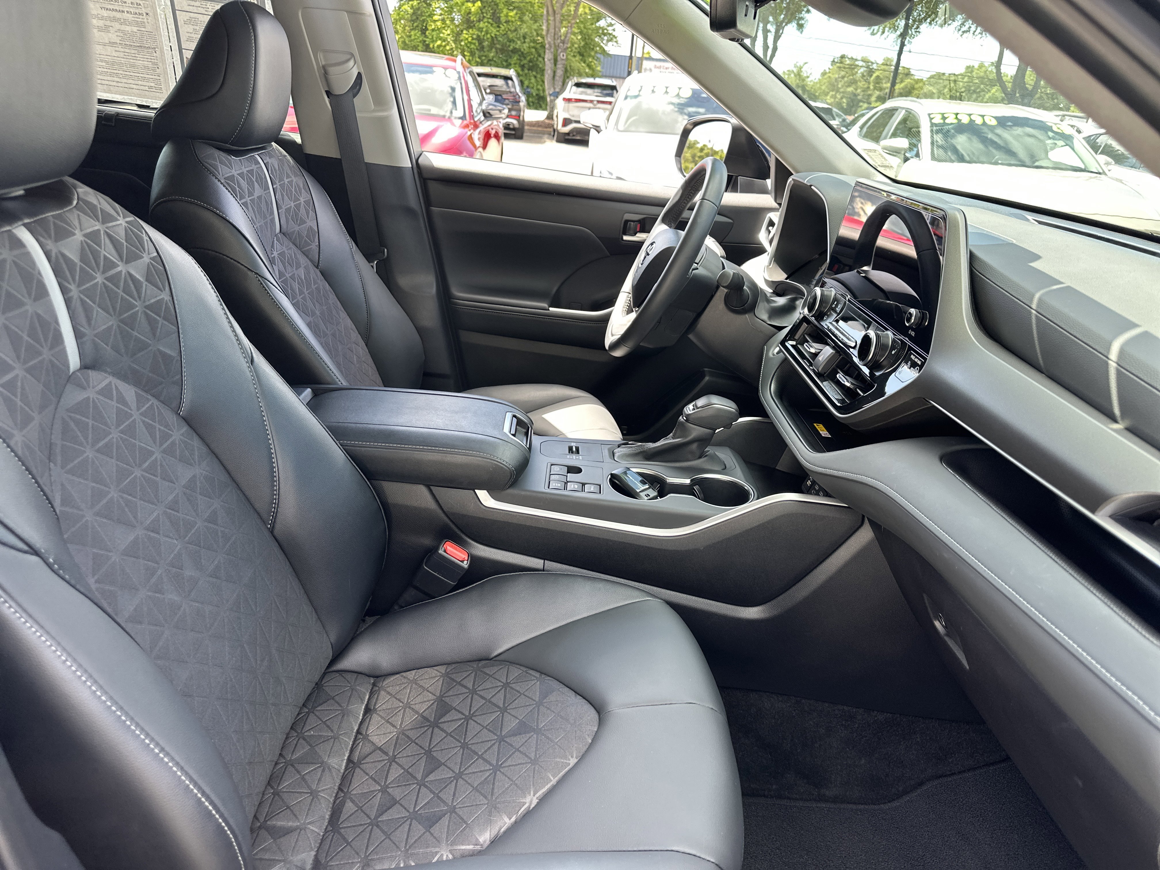 Used 2025 Toyota Highlander XLE AWD/4WD image 5