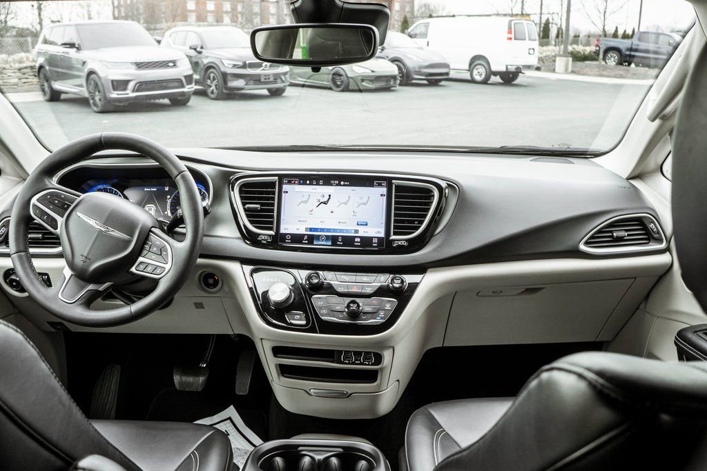 Used 2023 Chrysler Pacifica Touring-L image 7