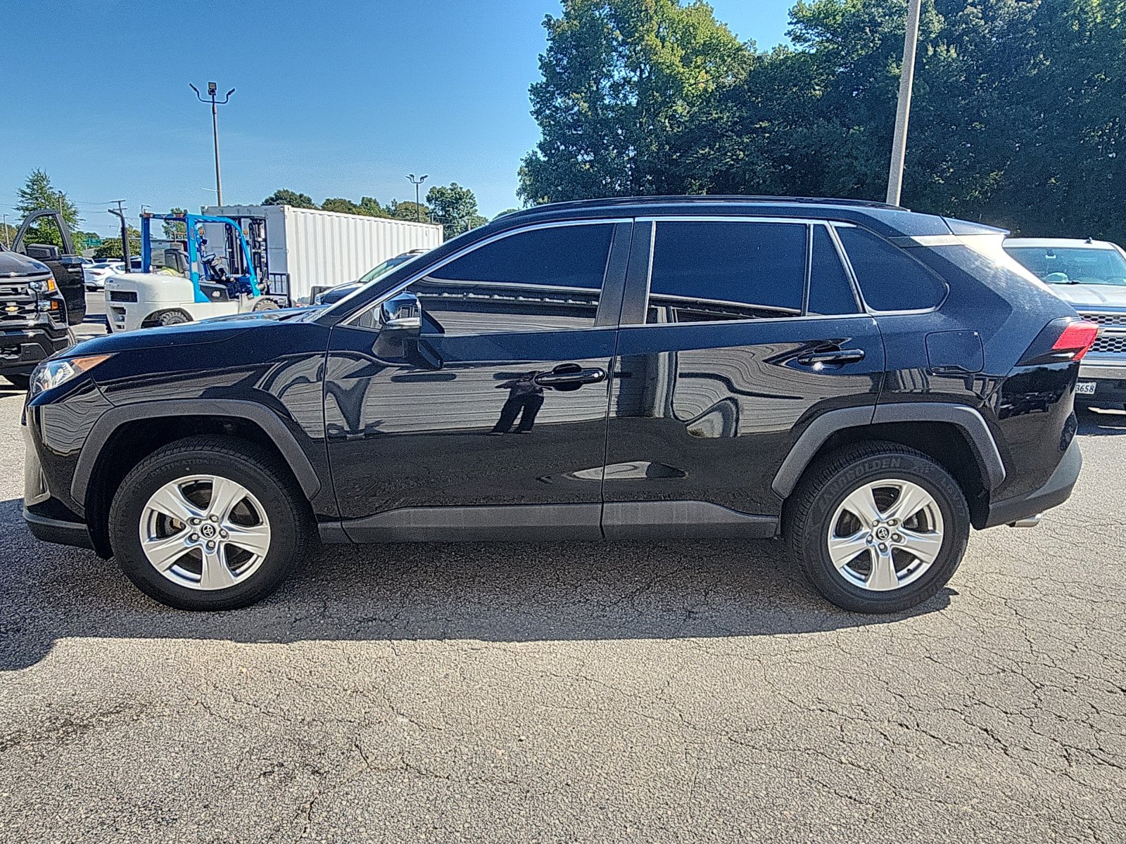Used 2021 Toyota RAV4 XLE FWD image 2