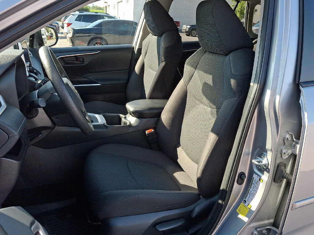 Used 2025 Toyota RAV4 LE AWD/4WD image 16