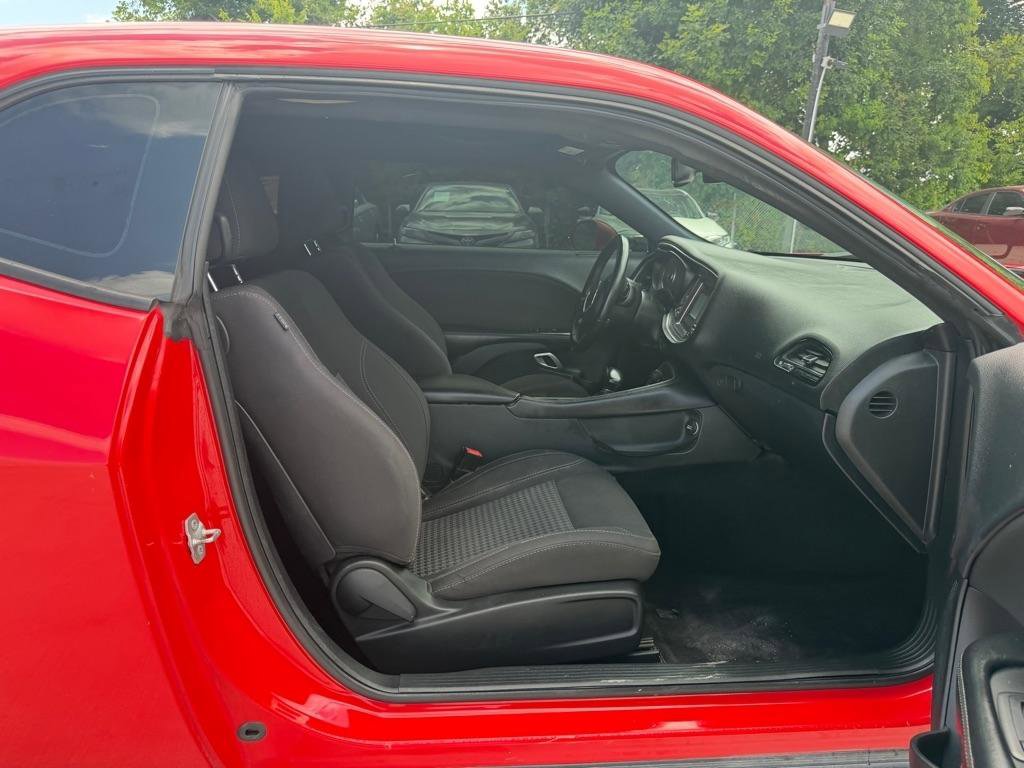 Used 2015 Dodge Challenger SXT RWD image 13