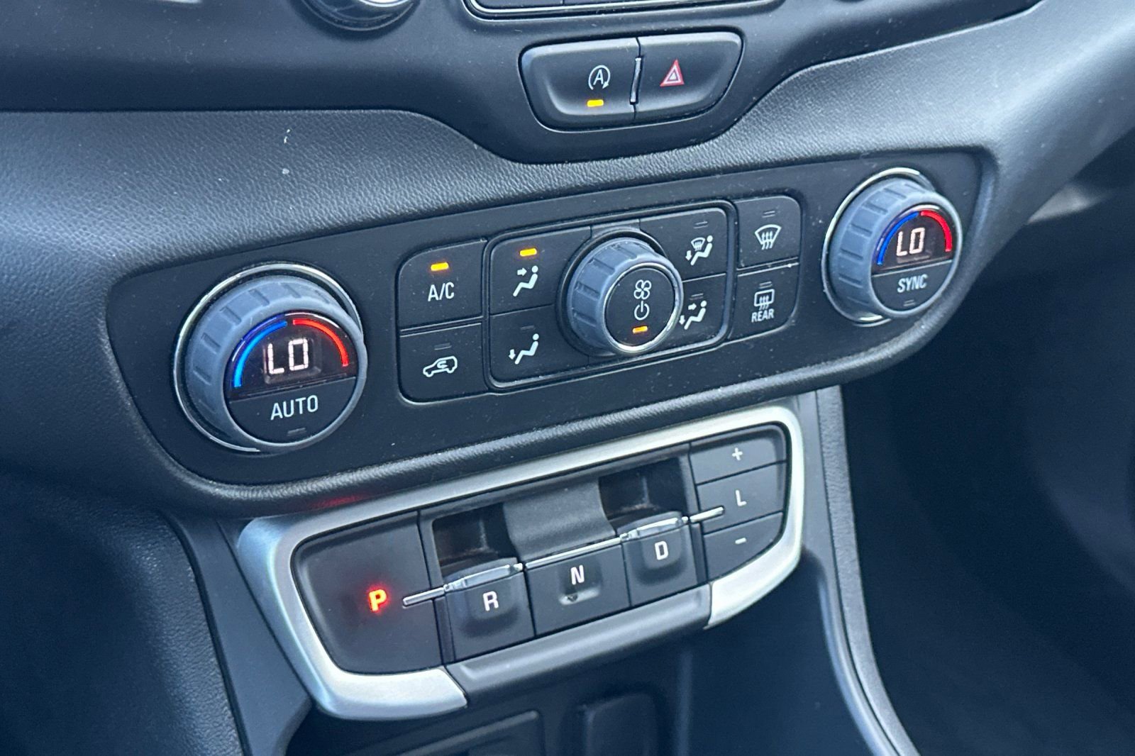 Used 2023 GMC Terrain SLT image 31