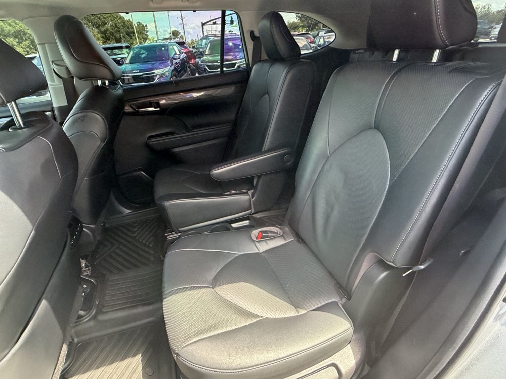 Used 2023 Toyota Highlander Limited FWD image 20