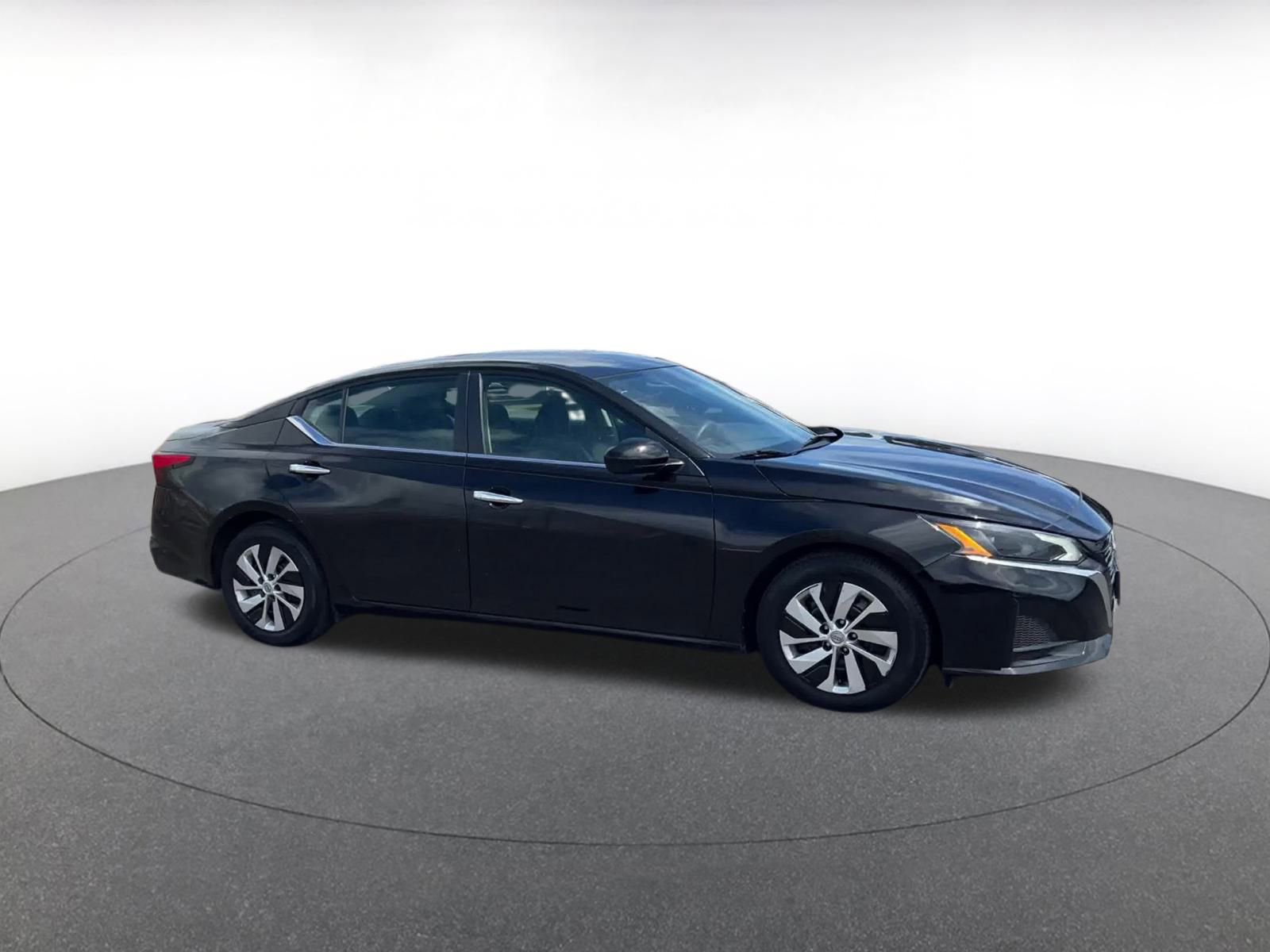 Used 2023 Nissan Altima 2.5 S image 2