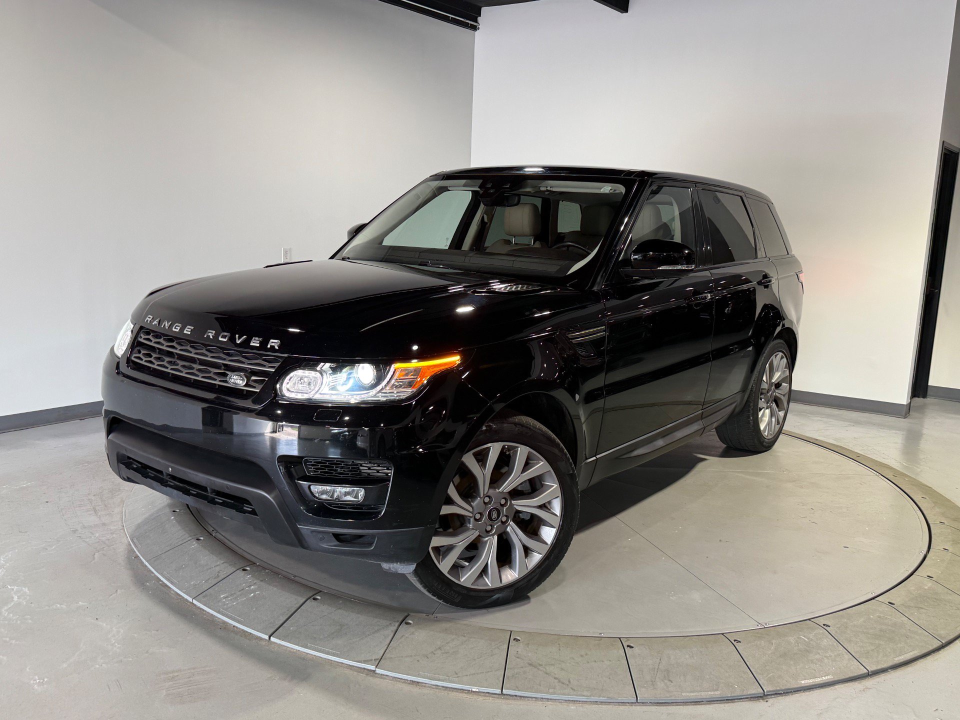 Used 2017 Land Rover Range Rover Sport SE AWD/4WD image 2