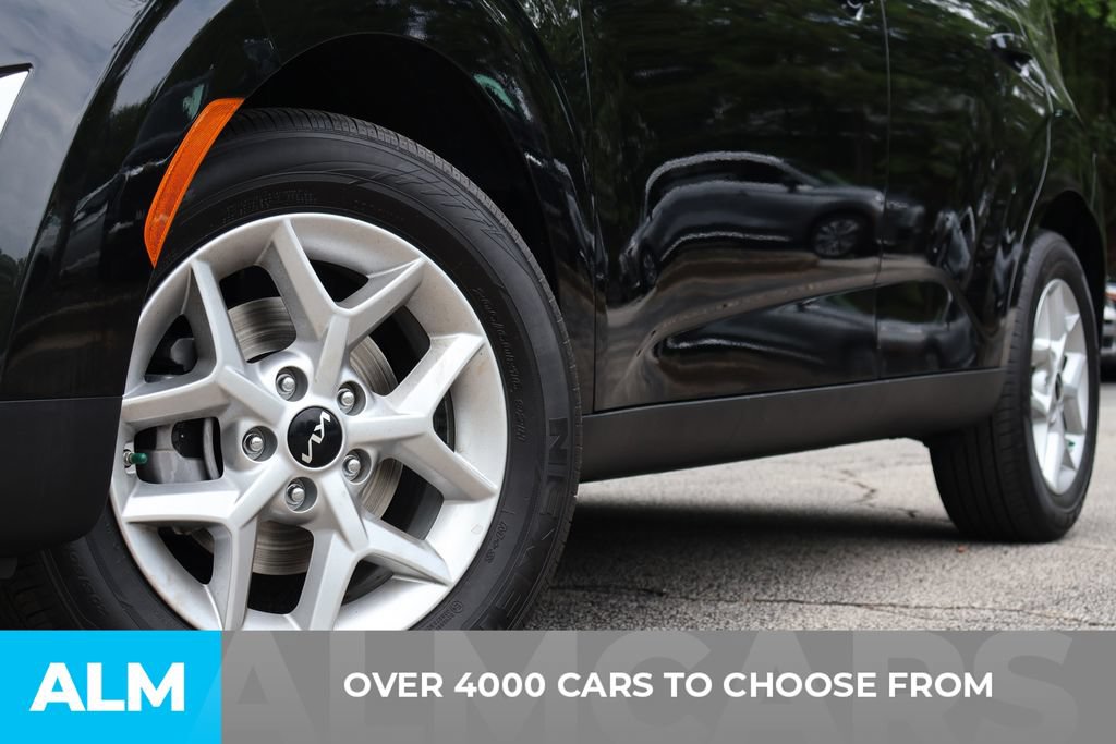 Used 2025 Kia Soul LX w/ LX Technology Package FWD image 2