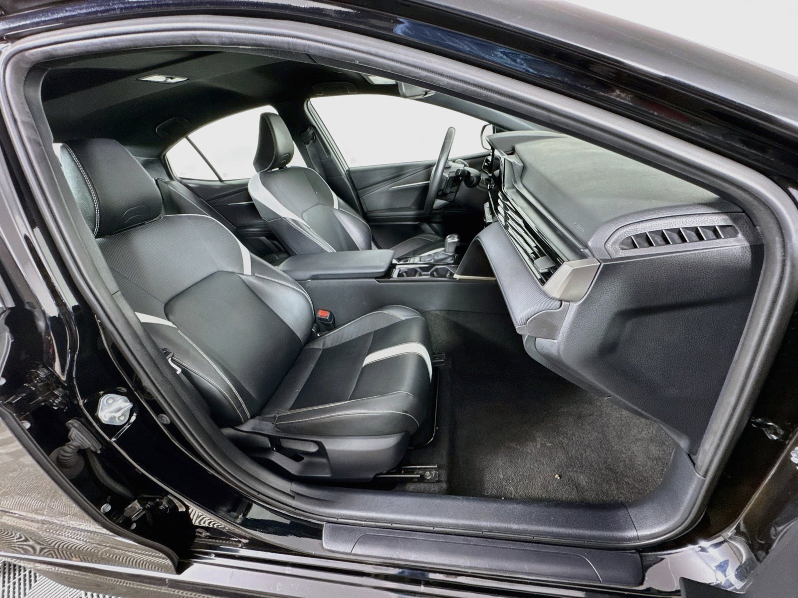Used 2025 Toyota Camry SE FWD image 27