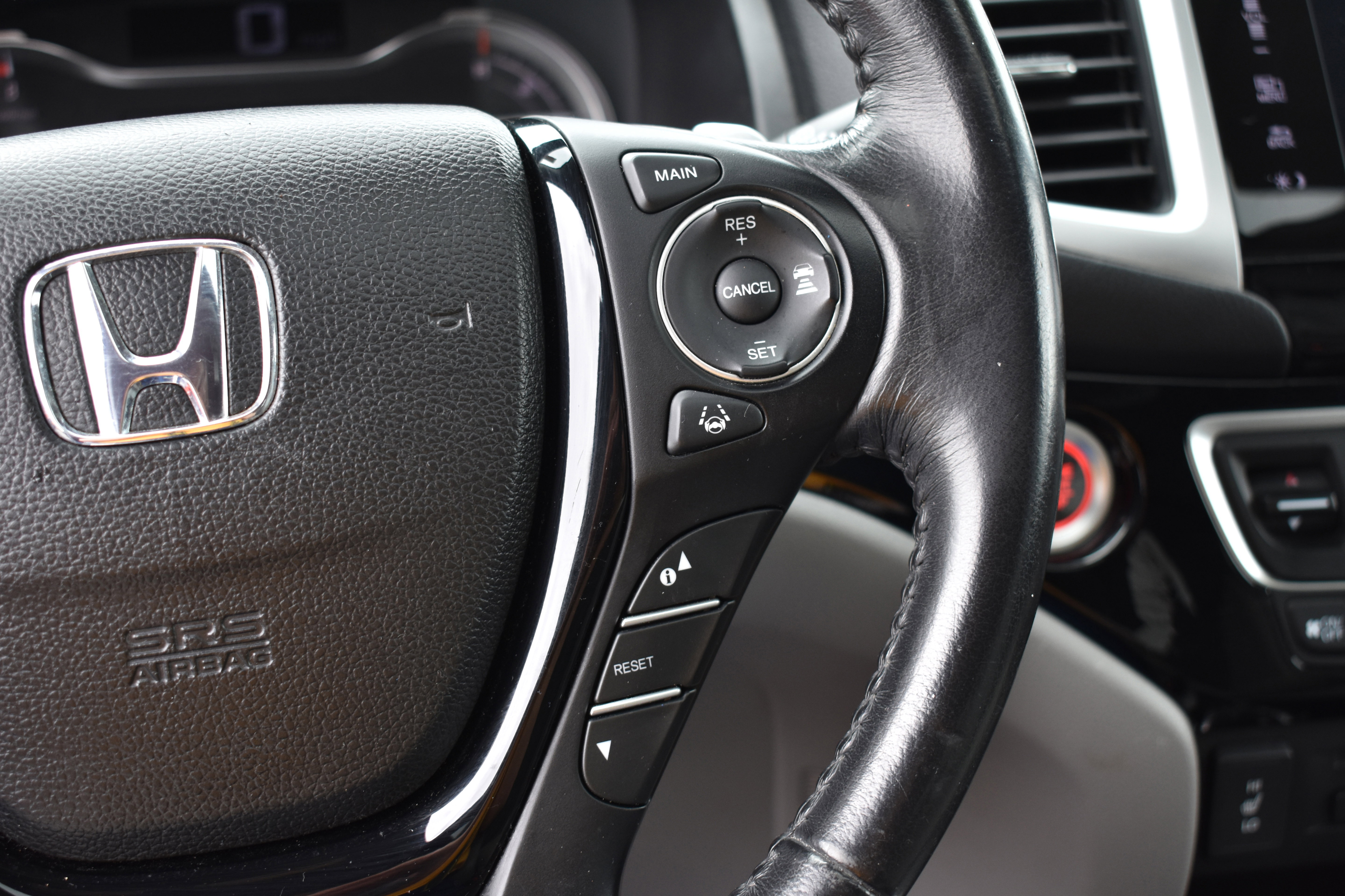Certified 2018 Honda Pilot Touring image 14