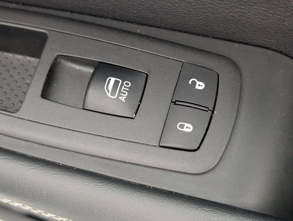 Used 2025 Chrysler Pacifica Select FWD image 34